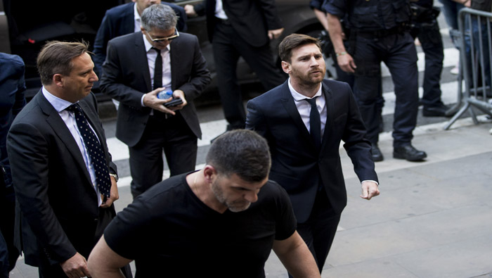 Lionel Messi (d) y su padre Jorge Horacio (detrás), evitaron la cárcel.