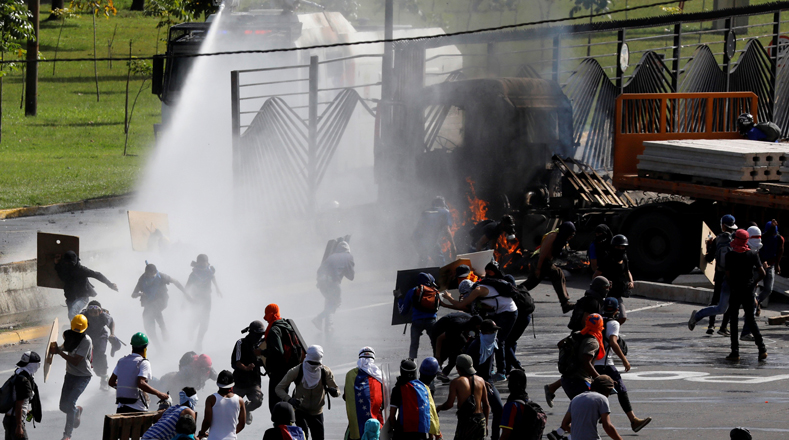 El Gobierno de Nicolás Maduro instó a la oposición a cesar inmediatamente el uso de la violencia y el ataque a las bases militares e instalaciones públicas.
