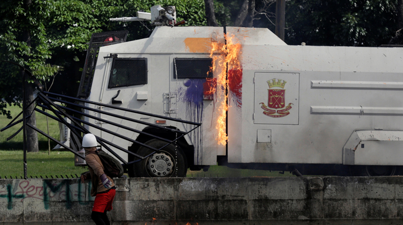 Venezuela ha sido asediada por grupos violentos que toman las calles avalados por dirigentes de derecha, las protestas violentas dejan un saldo de 75 muertos y más de mil heridos según datos de la Fiscalía. 