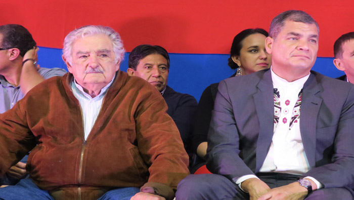 Mujica (i) y Correa estuvieron en el X Congreso del MPP en Montevideo.