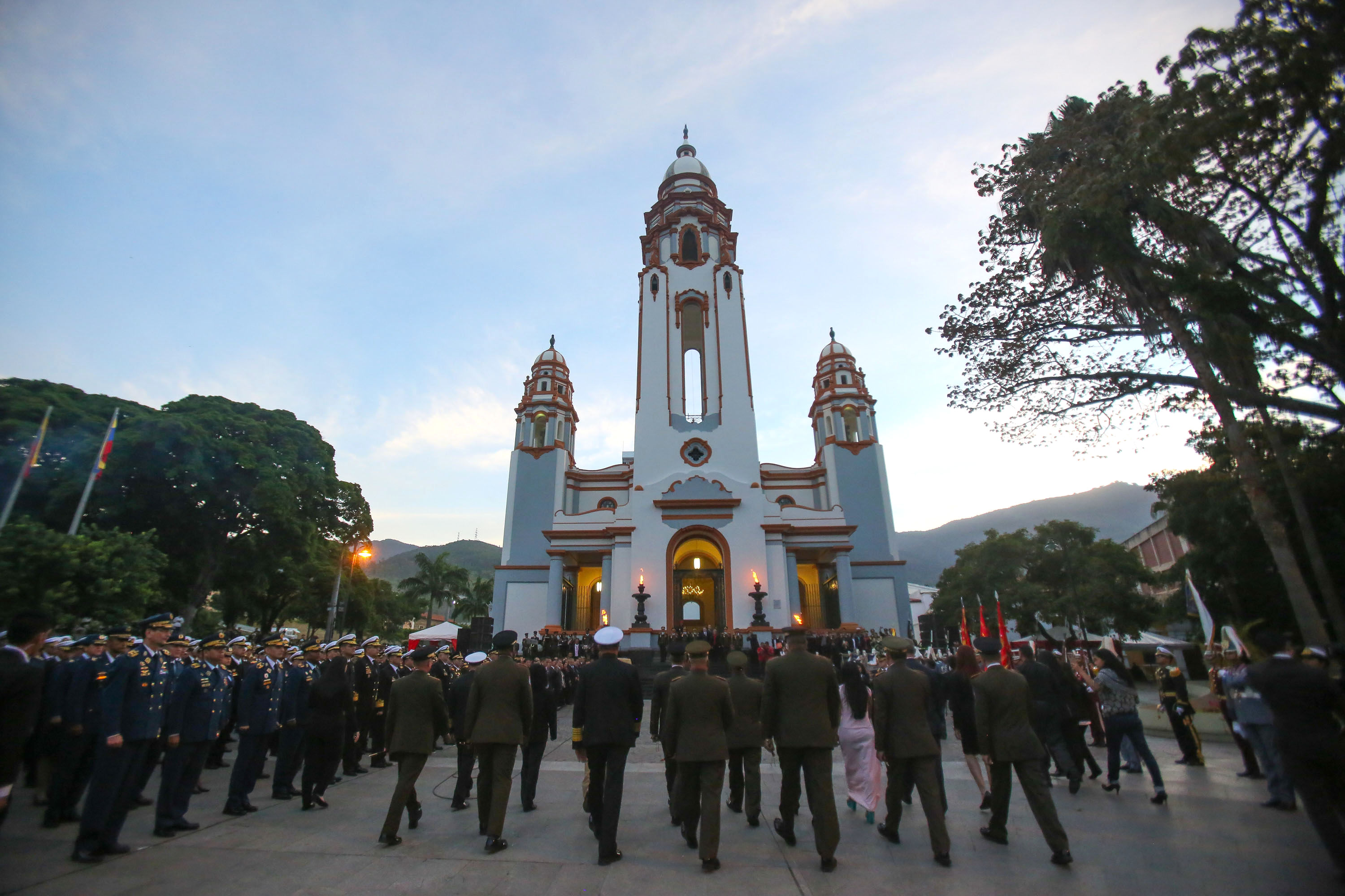 La mañana de este sábado se realizó un homenaje en el Panteón Nacional para honrar también los 196 años de la Batalla de Carabobo.