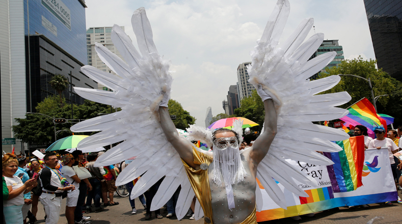 Miles marchan por el Día del Orgullo LGBT en México y España