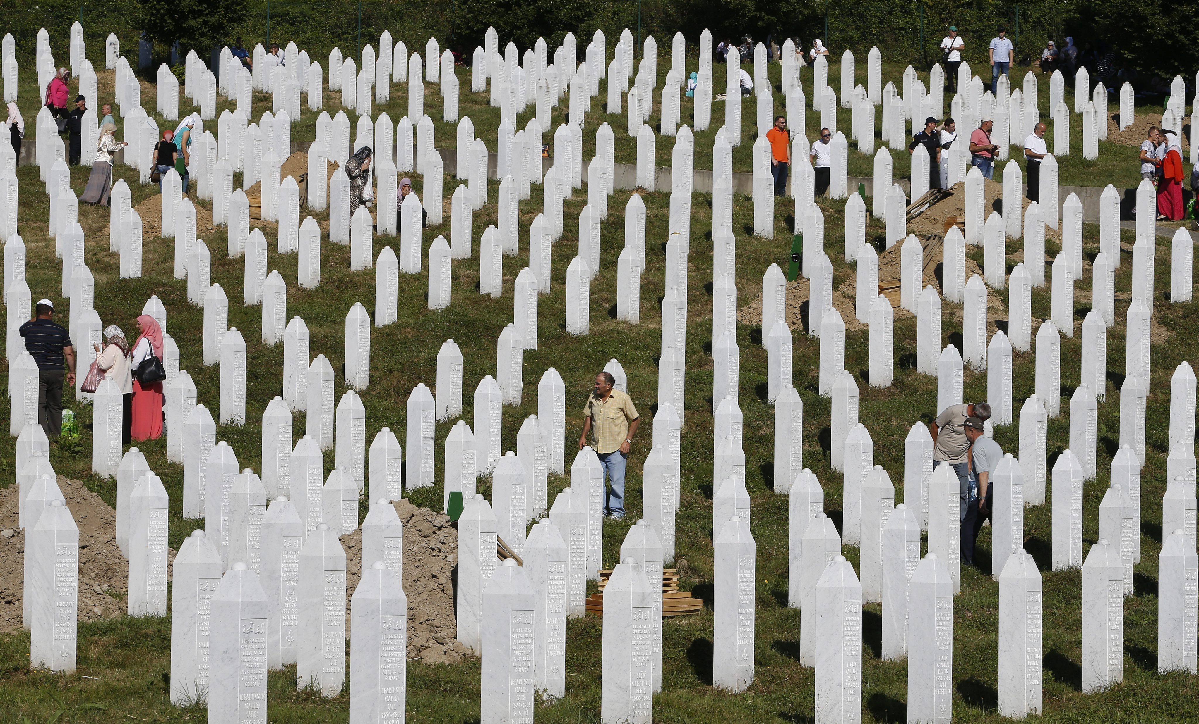 8 mil personas de etnia Bosnia-Musulmana fueron asesinadas en zonas previamente declaradas como seguras por las Naciones Unidas
