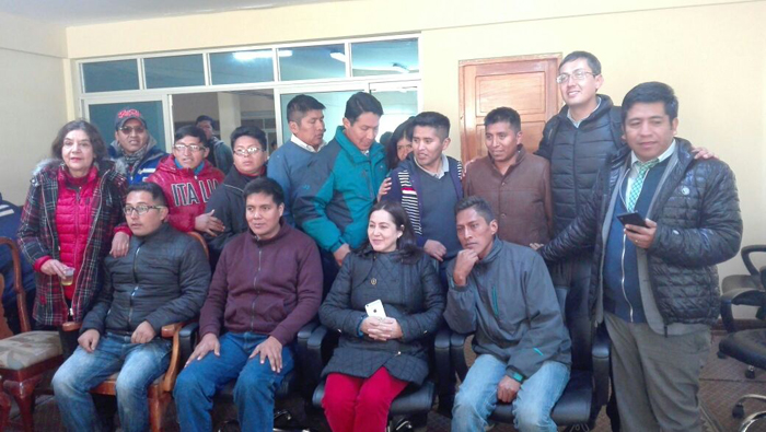 Los nueve funcionarios llegaron a territorio boliviano y fueron recibidos por sus familiares.