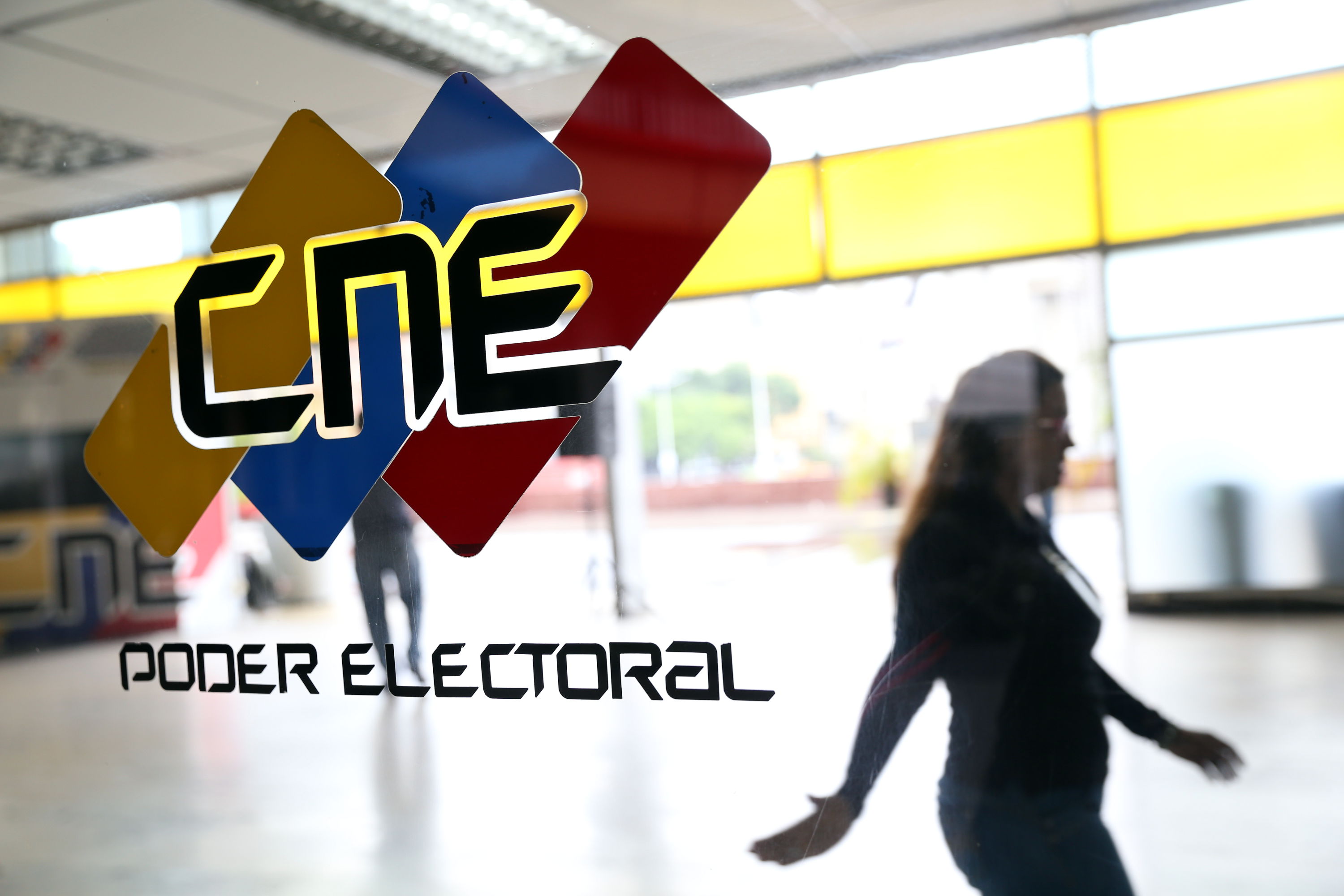 Entre las medidas previstas está aumentar el perímetro de seguridad de los centros de votación, de 50 a 100 metros, indicó Lucena.