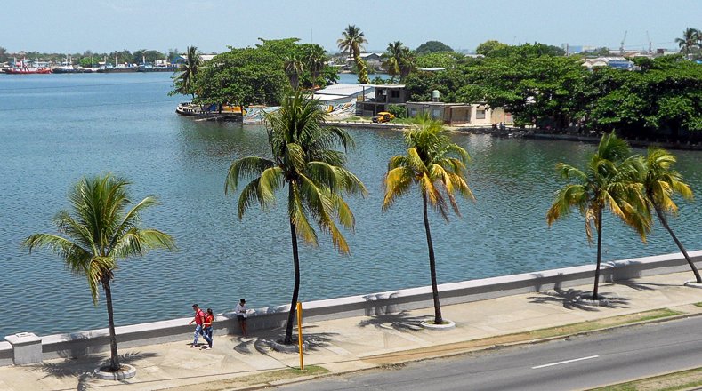 El Malecón de Cienfuegos, con algo más de 700 metros de longitud y custodiado por cocoteros, es el balcón de la ciudad hacia la bahía de Jagua. Desde este lugar se puede disfrutar de las tradicionales regatas y de espectaculares puestas de sol.