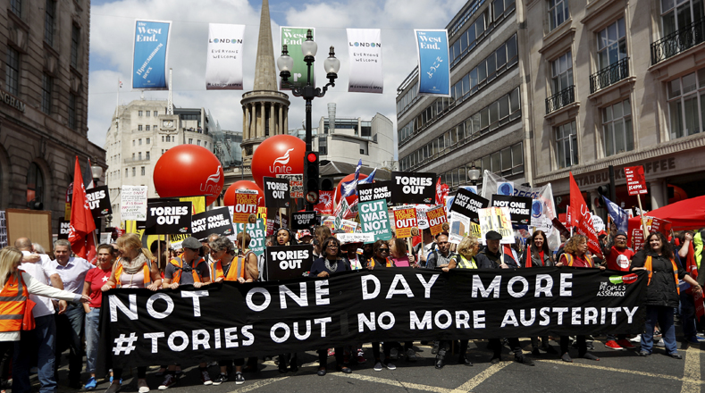Británicos protestan contra austeridad de Theresa May