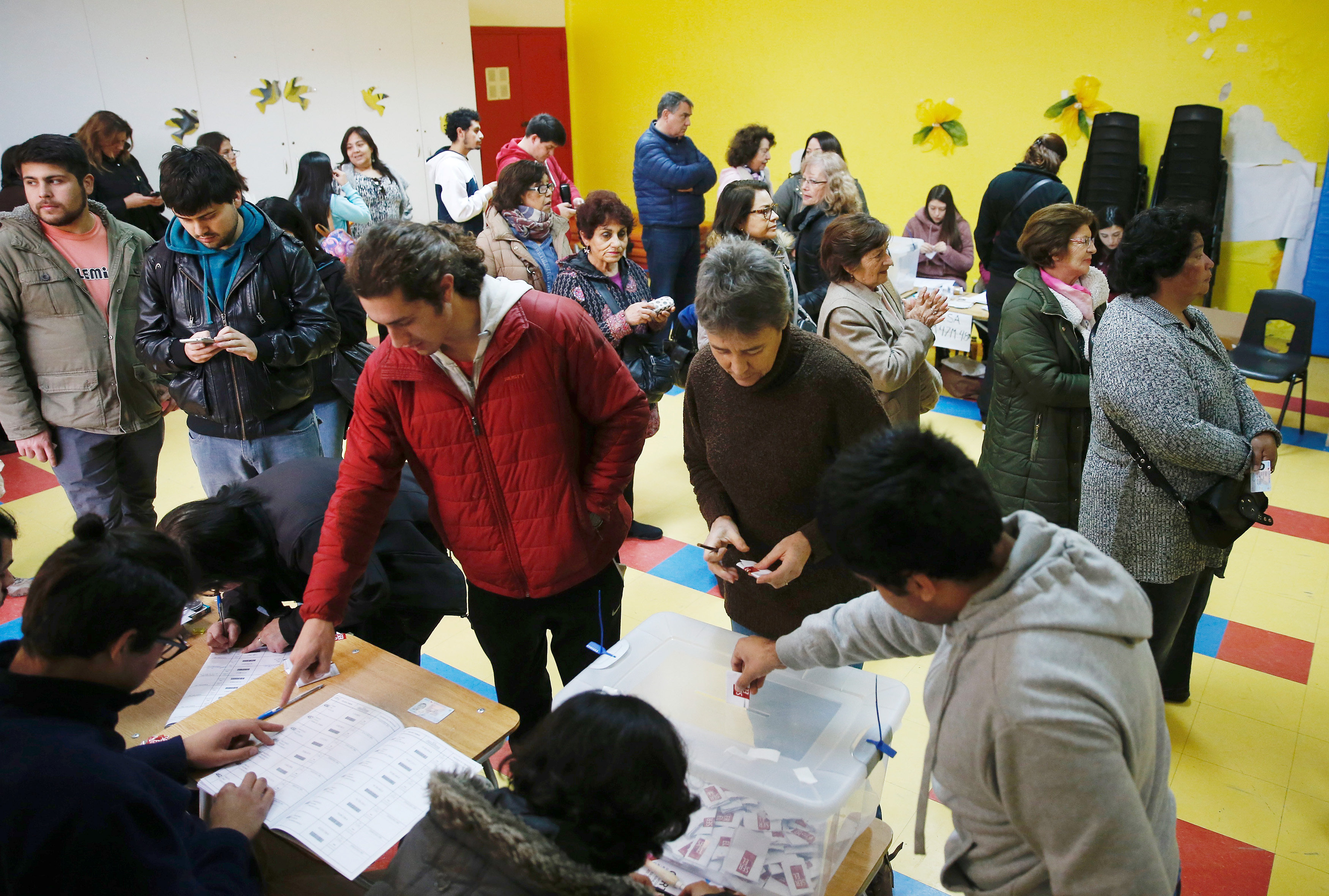 Las urnas de votación en Chile se cerraron este domingo a las 18H00 hora local e inició al conteo de votos de las elecciones primarias presidenciales.