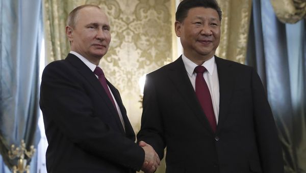 Durante la reunión el presidente ruso condecoró al presidente chino, Xi Jinping.