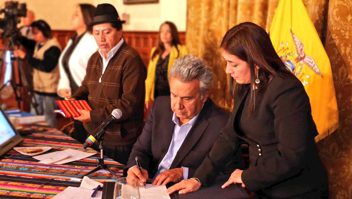 El indulto fue firmado durante una reunión sostenida entre Moreno y varias organizaciones indígenas en el palacio presidencial.