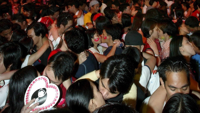 Cientos de parejas celebraron con besos el festival 