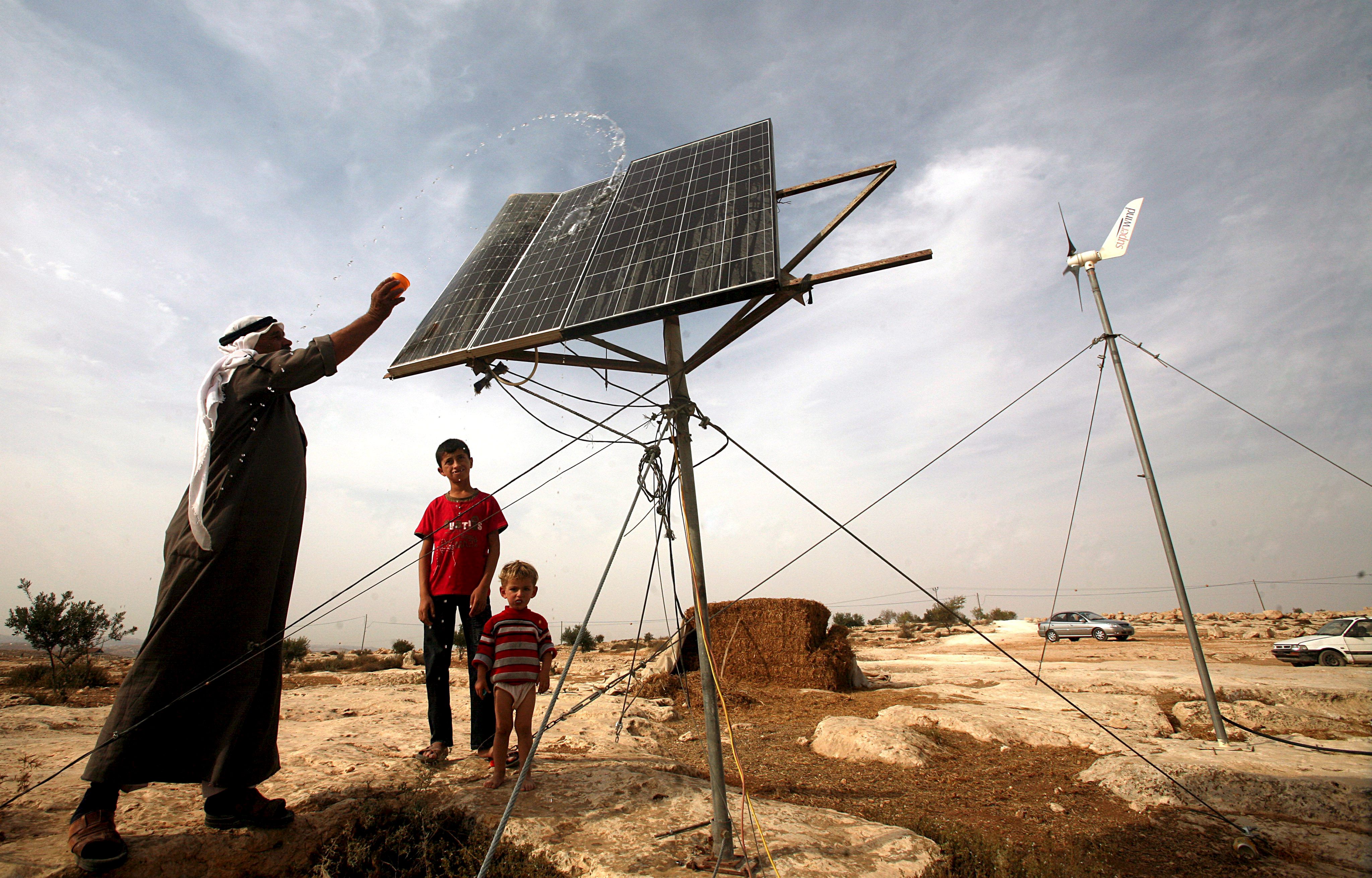El sistema energía solar fue instalado el año pasado en el remoto Jubbet al-Dhib, un pueblo con 150 habitantes en una zona de Cisjordania ocupada por Israel.