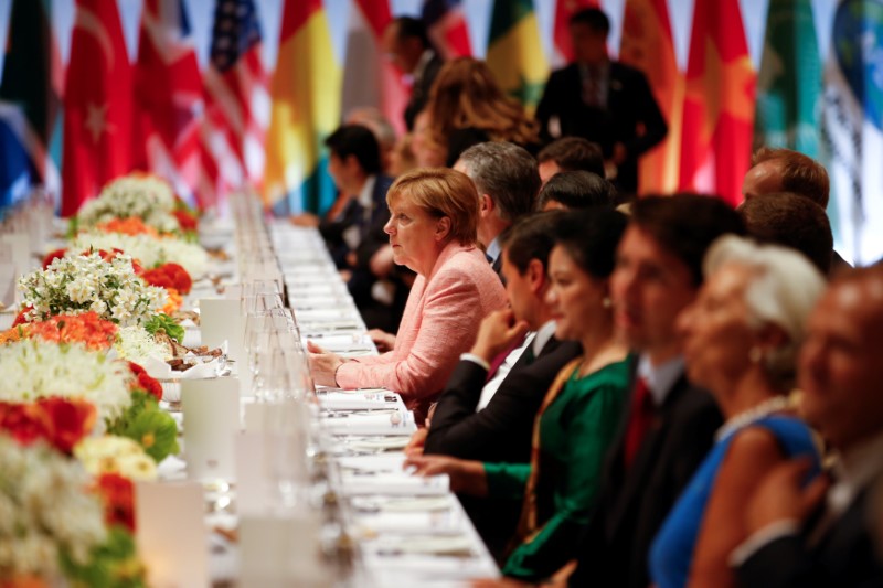 Francisco pidió a los líderes del G20 que en su reunión en Hamburgo, Alemania, den prioridad a los pobres y a los refugiados, además de evitar las guerras.