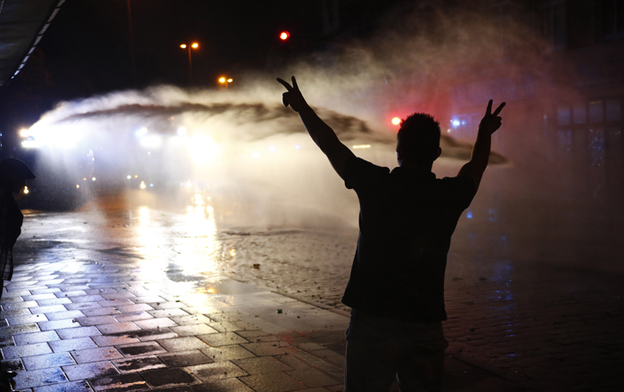 La policía usó carros lanzagua contra los manifestantes, pero para las 15H30 hora GMT ya se habían retirado.