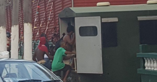 Cuerpos de rescate de Guyana trasladan heridos a un hospital