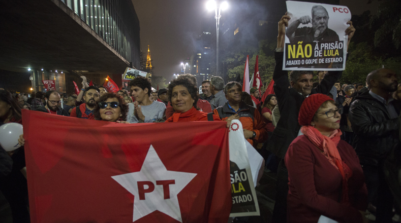 Movimientos sociales y populares, partidos de izquierda, sindicatos militantes, organizaciones políticas, estudiantes y centrales sindicales protestaron pacíficamente este miércoles en diversas ciudades de Brasil, contra la condena a nueve años y seis meses de cárcel al exmandatario Luiz Inácio Lula da Silva, sin pruebas en su contra.