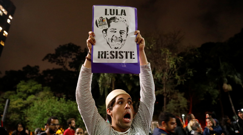 "¡Abajo el golpe!", "Abajo el fascismo!", y "¡Abajo las prisiones arbitrarias!", exigieron los brasileños.