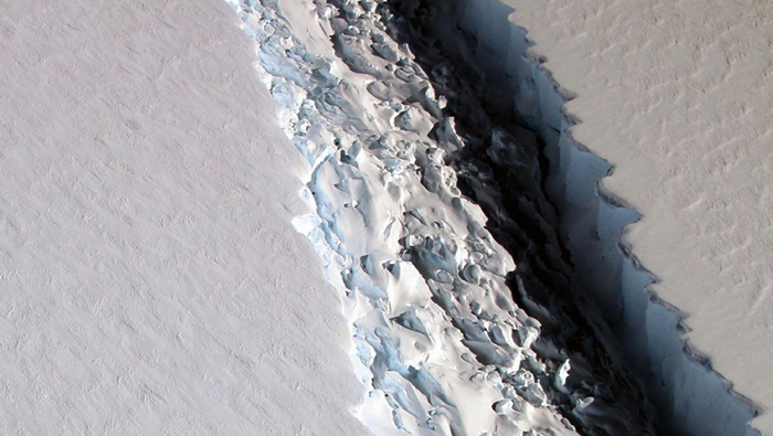 Fotografía cedida por la NASA del gigantesco iceberg de 5.800 kilómetros cuadrados desprendido de la plataforma de hielo Larsen C.