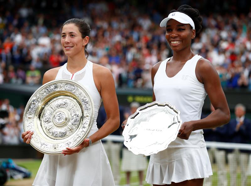 Garbiñe Muguruza venció a Venus Williams y obtiene su primera corona de Wimbledon.