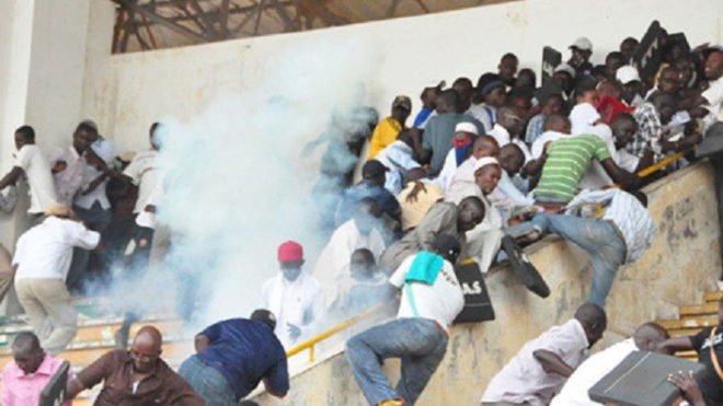 La policía utilizó gases lacrimógenos para dispersar a los hinchas, que habían llenado por completo el estadio.