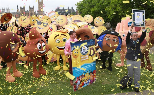 Guinness World Records para la mayor reunión de gente disfrazada de emojis simultáneamente en distintos lugares del mundo.