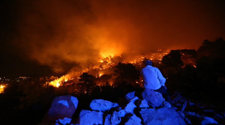Costas de Croacia y Montenegro azotados por fuertes incendios