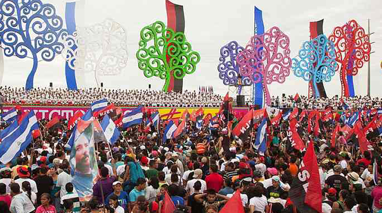 Pantallas gigantes, banderas rojinegras del FSLN y la enseña nacional junto con los lumínicos Árboles de la Vida adornaron la capital nicaragüense. 