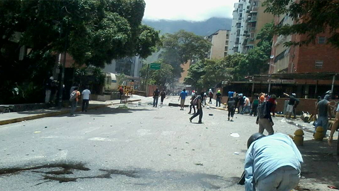 Grupos violentos arremeten contra canal público en Caracas