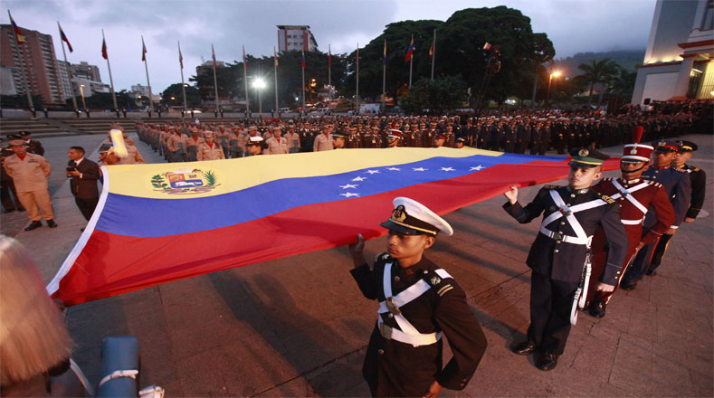 La izada de  la bandera venezolana en el Panteón Nacional fue a las seis de la mañana.