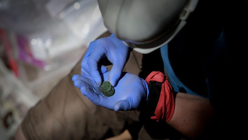 Los arqueólogos encontraron monedas, lápices, llaves y hasta un dado. Los restos exhumados cuentan la historia de las personas que fueron.