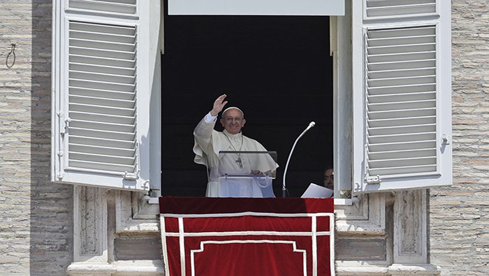 El papa le escribió a la religiosa al conocer su proyecto de construcción de viviendas para transexuales.