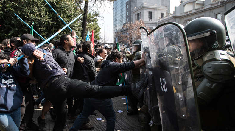 A un año de la primera manifestación multitudinaria contra las Administradoras de Fondos de Pensiones (AFP) en Chile, la Coordinadora No+AFP realizó un llamado a manifestar pacíficamente este lunes para conmemorar la fecha como el momento en que Chile despertó. 
