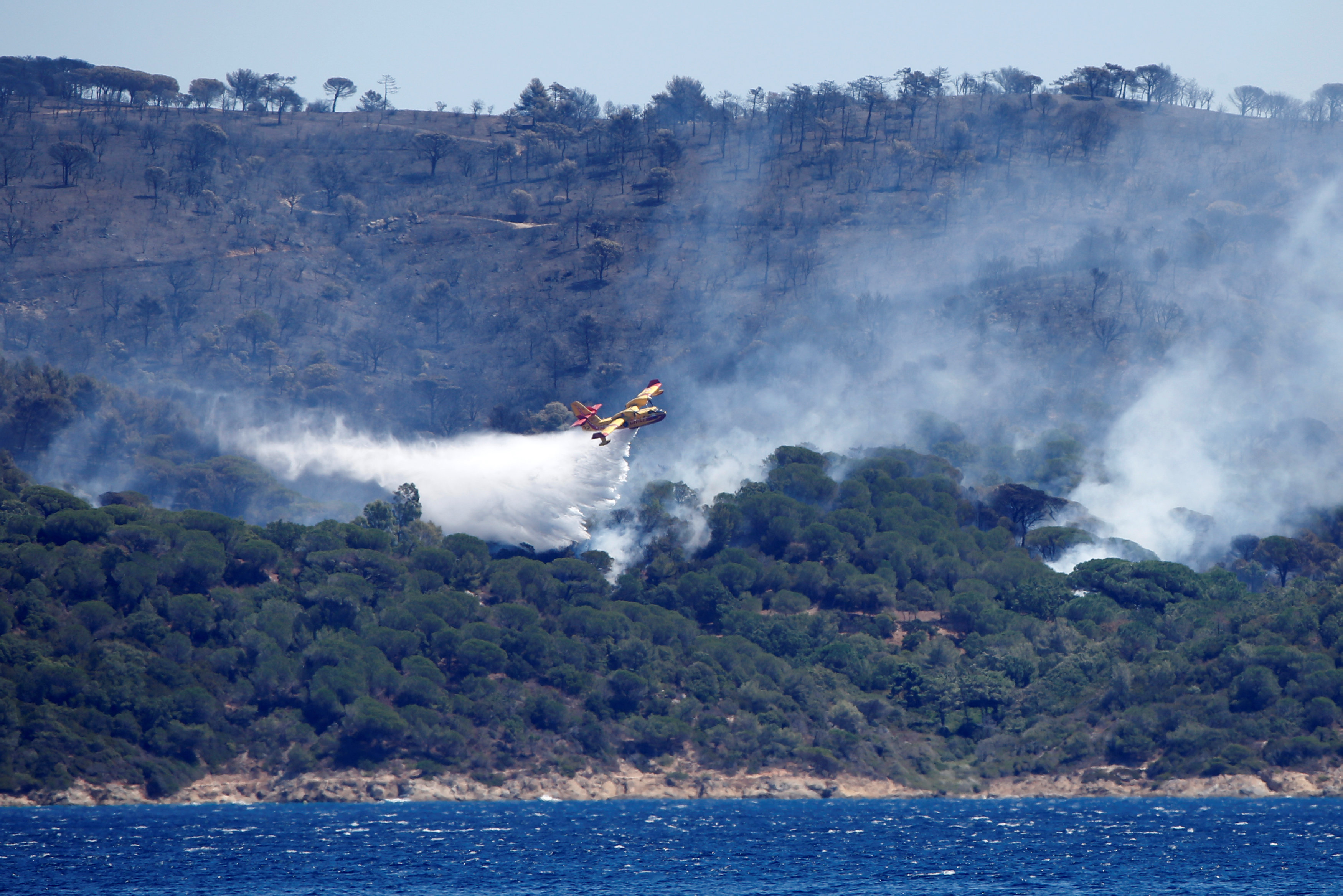 En La Croix Valmer, cerca del prestigioso balneario de Saint-Tropez, el fuego arrasó con 400 hectáreas de bosques.