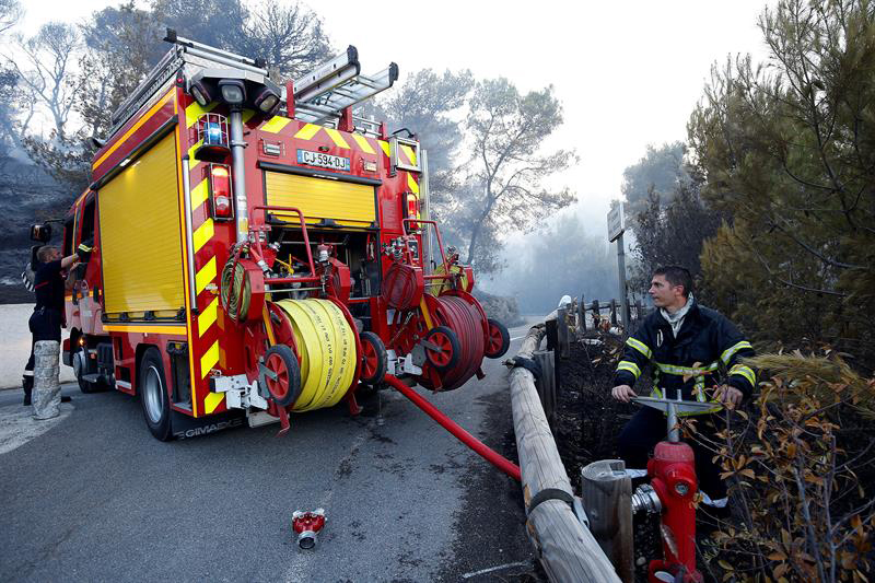 Desde hace varias semanas el sureste de Francia sufre una sequía que sumada a los fuertes vientos aumentan los riesgos de incendios.