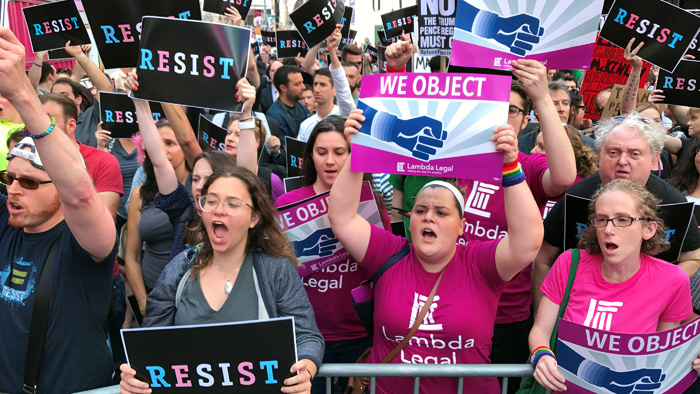Protestan en EE.UU. contra nuevo ataque de Trump a transgéneros