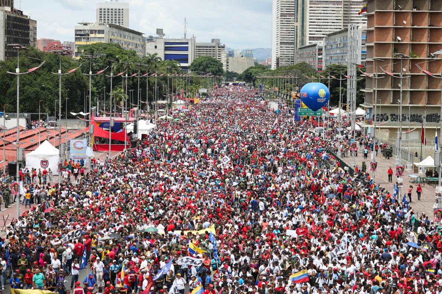 El pueblo venezolano se movilizó este jueves hasta la avenida Bolívar de Caracas para acompañar al presidente Nicolás Maduro en el cierre de campaña de la Constituyente.