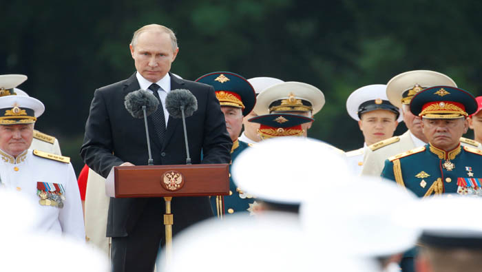 El dignatario ruso presidió un desfile naval en San Petersburgo.