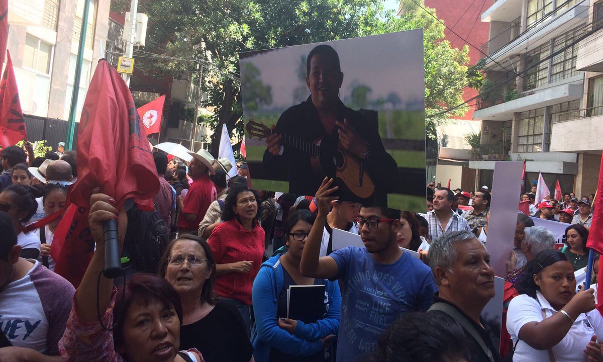 Grupos solidarios con la Revolución Bolivariana se han concentrado en las embajadas de Venezuela en México, Brasil y Chile.