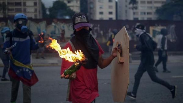 Grupos de la oposición usan bombas y armas caseras durante las protestas contras las elecciones de la Constituyente.