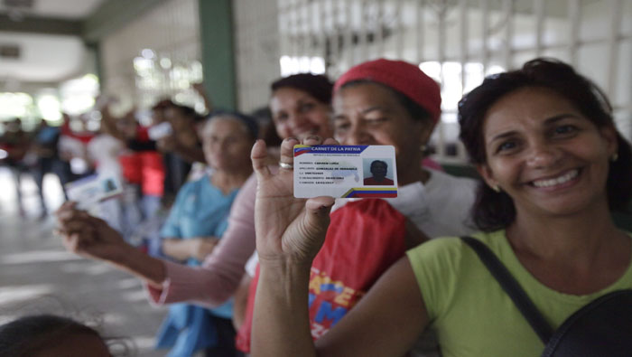 Pese a los intentos de la oposición por impedir el ejercicio del voto a los venezolanos, la gente acudió masivamente a ejercer su derecho al voto.