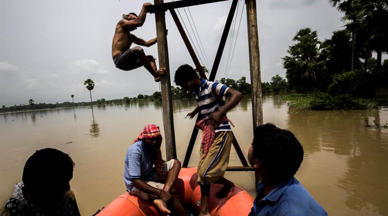 Desde junio las inundaciones devastan poblaciones en India con desplazamientos de tierra.