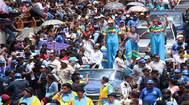 Colorido desfile marca inicio de fiestas patronales en El Salvador