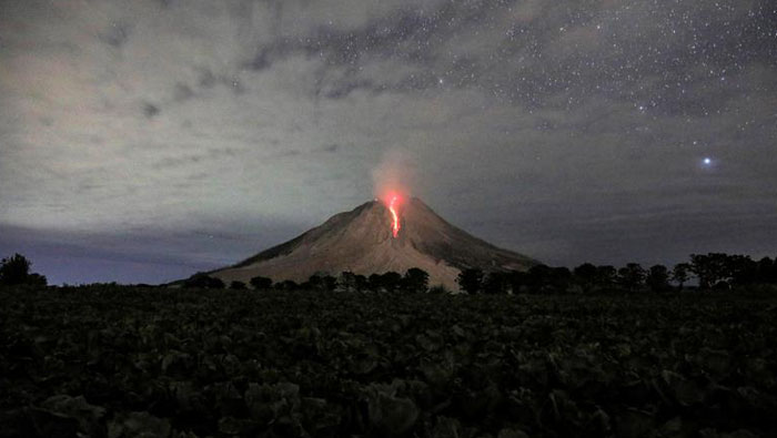El volcán Sinabung es uno de los más activos de Indonesia, el miércoles expulsó una columna de humo, escoria y gas de 4,2 kilómetros de altura que causó una lluvia de ceniza en la zona de la isla de Sumatra.