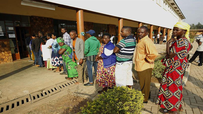 Desde tempranas horas, la gente ha acudido a los centros de votación.