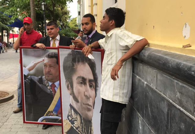 A petición del pueblo y de los constituyentistas los cuadros de Bolívar y del líder revolucionario Hugo Chávez volvieron a la Asamblea Nacional.