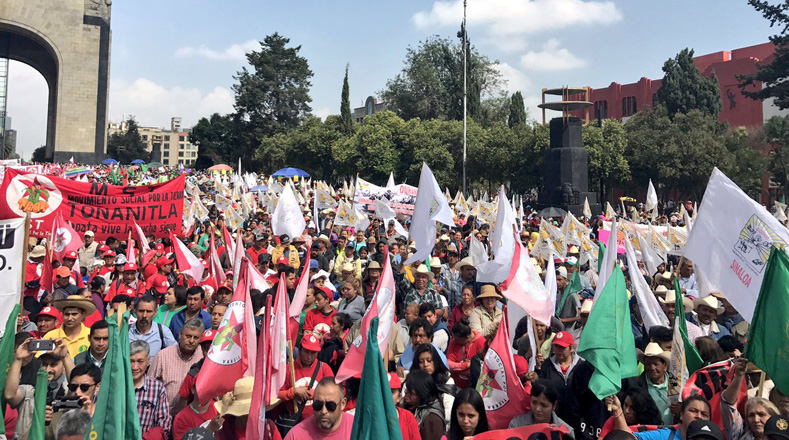 Miles de campesinos marcharon este martes por las principales avenidas de Ciudad México, para exigir que su país se retire del Tratado de Libre Comercio de América del Norte (TLCAN), renegociado con Estados Unidos (EE.UU.) y Canadá.