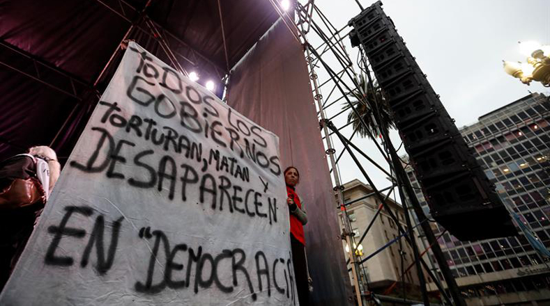 Los carteles de los manifestantes expresaban el sentir de la población ante la repetición de esta práctica de "desaparición forzosa" en tiempos de democracia.
