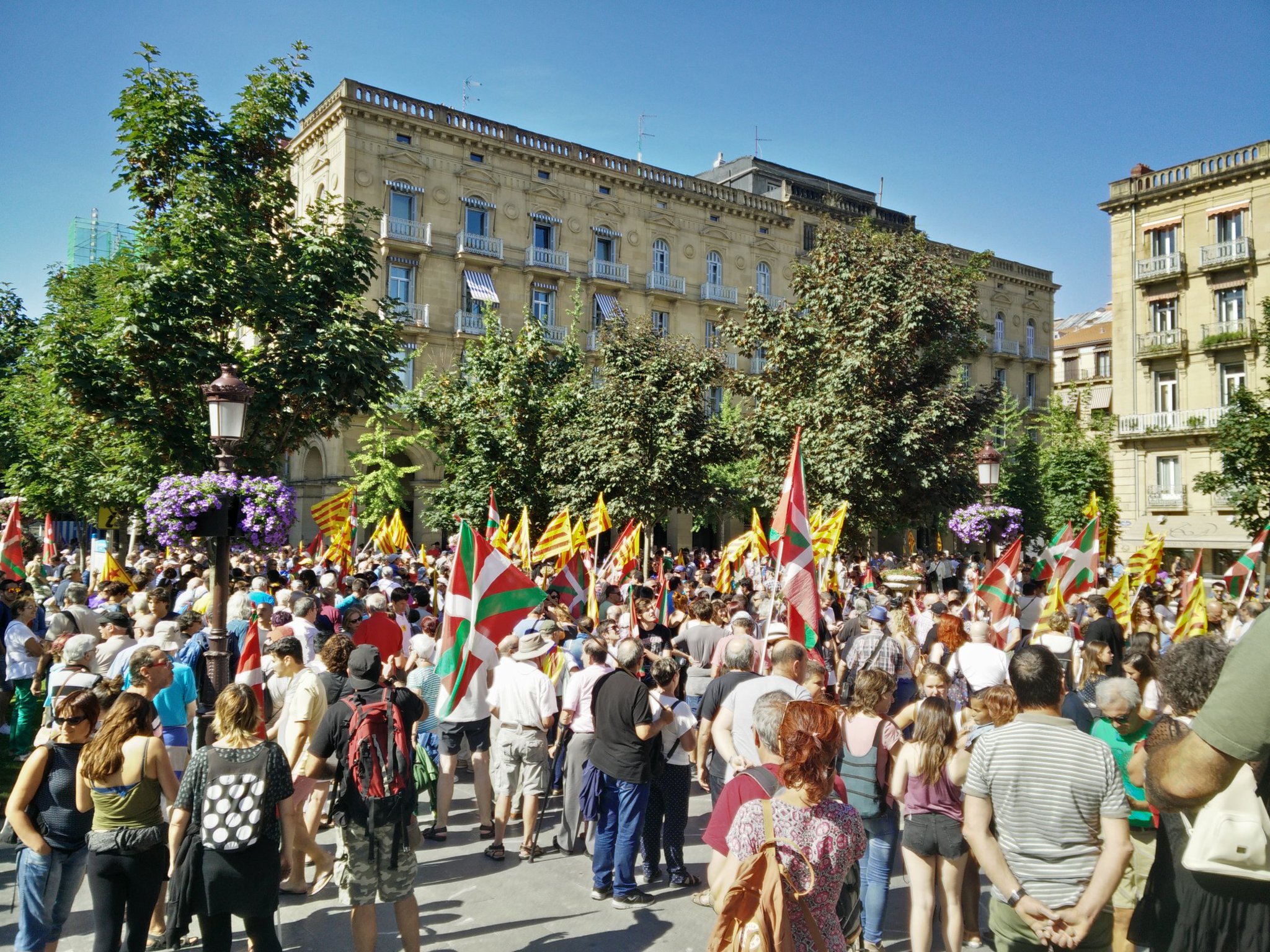 La marcha se realizó el inicio de la Semana Grande de San Sebastián, principal fiesta de la cuidad.