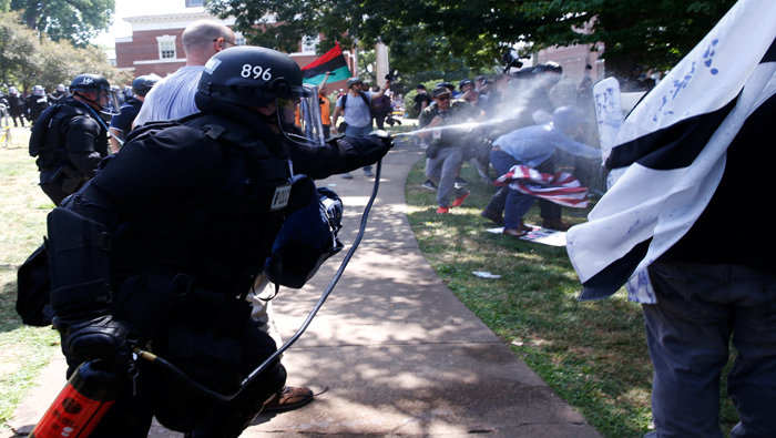 En Charlottesville no faltaron los enfrentamientos con las autoridades.