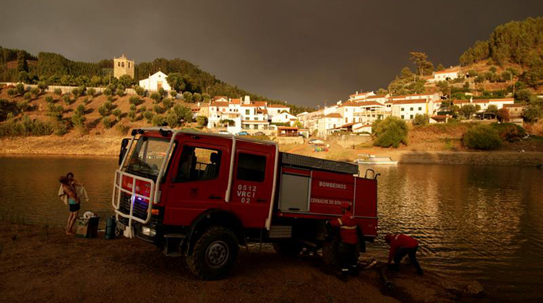 El incendio desatado en Vila de Rei inicio este domingo desde las 19H45 hora local (18H45 GMT).